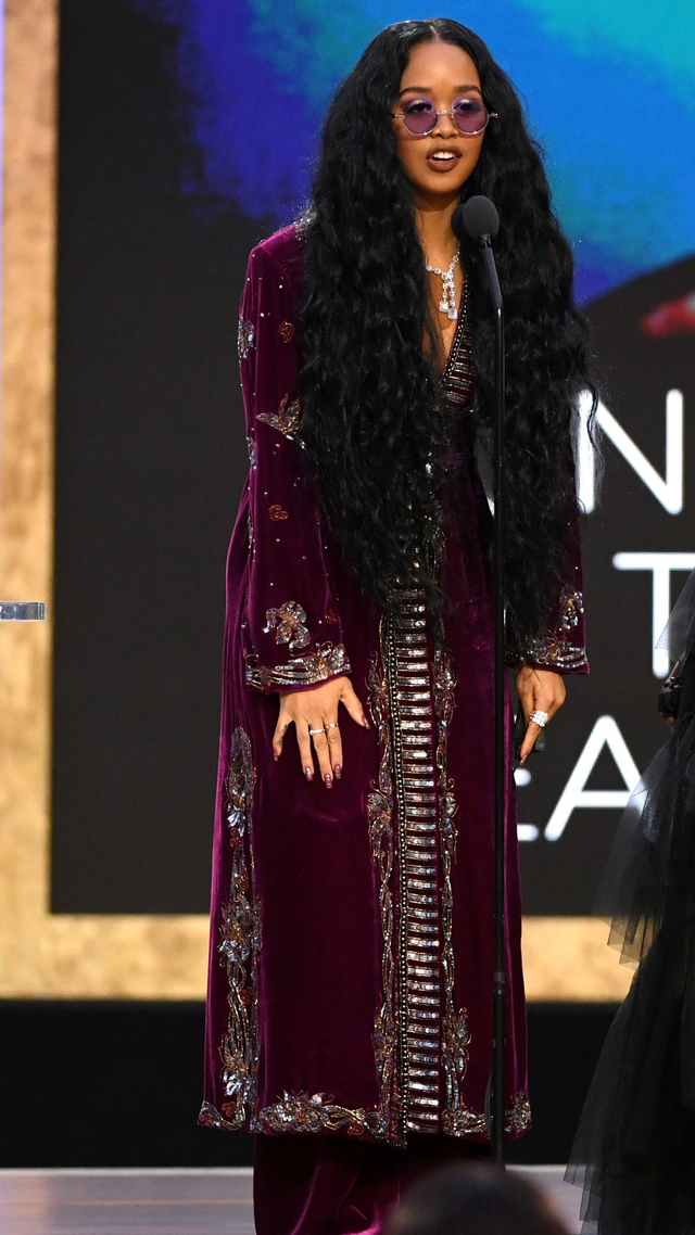 H.E.R. di Grammy Awards 2021 Foto: Kevin Winter / Getty Images