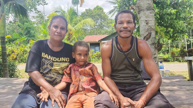 Keluarga Yesaya Eluay, salah satu korban banjir bandang Sentani 2 tahun lalu. (BumiPapua.com/Alan Youwe)
