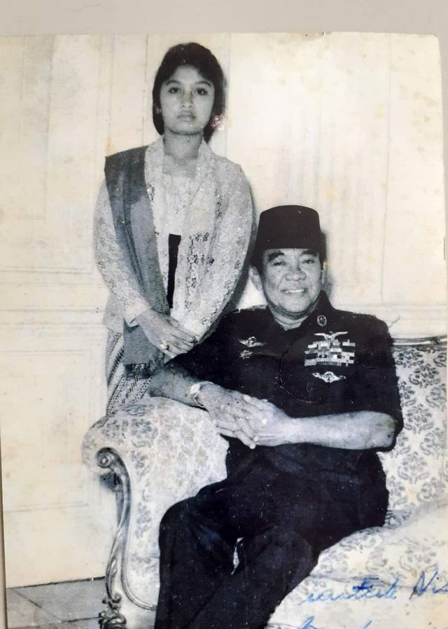 Foto masa muda Ni Luh Putu Sugianitri bersama Bung Karno - Repro
