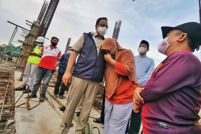 Gubernur DKI Jakarta Anies Baswedan meninjau pembangunan Kampung Susun Akuarium, Jakarta, Senin (15/3).  Foto: Instagram/@aniesbaswedan