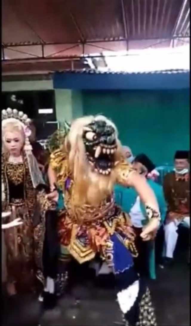Viral pernikahan di Magelang, Jawa Tengah, dikawal lelaki bertopeng Buto yang menyeramkan. (Foto: Instagram/@smart.gram)