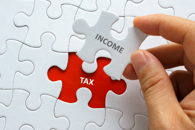 Ilustrasi membayar pajak penghasilan. Foto: Shutter Stock