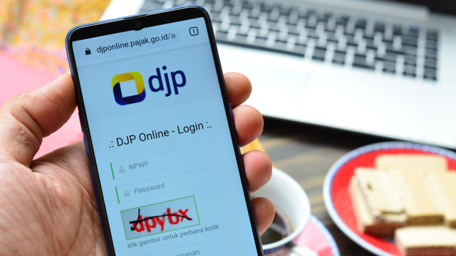 Ilustrasi membayar pajak dengan layanan DJP online. Foto: Shutter Stock