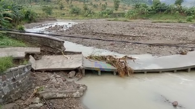Jembatan penghubung antar dusun yang berada di Desa Sambongrejo, Kecamatan Gondang, Kabupaten Bojonegoro, yang ambrol akibat banjir. (foto: istimewa)