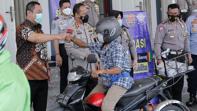 Wali Kota Semarang, Hendrar Prihadi menandatangani nota kesepakatan dengan Polrestabes Kota Semarang terkait SIM D untuk kaum disabilitas.  Foto:  Pemkot Semarang