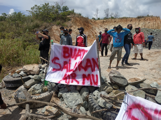 Ramai-ramai warga menutup akses jalan proyek perumahan Renggali yang berlokasi di Jalan Trans Barelang, Kota Batam. Foto: Rega/kepripedia.com