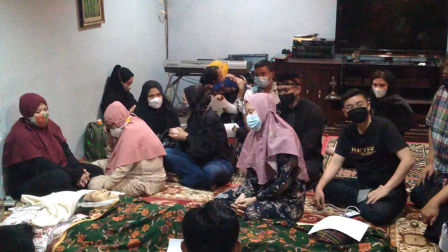 Suasana di rumah Anton Medan di Pondok Rajeg, Cibinong, Bogor. Pelayat mulai berdatangan. Foto: Dok. Istimewa