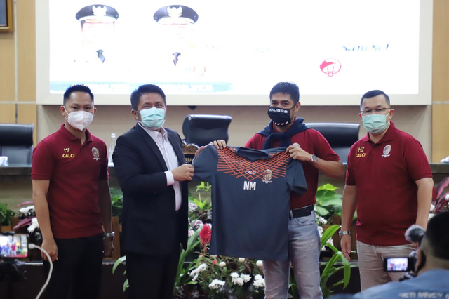 Gubernur Sumsel memperkenalkan pelatih baru Sriwijaya FC. (Foto. Istimewa)