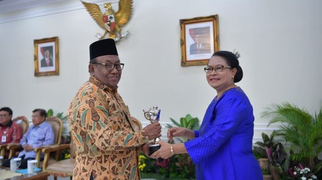 Gubernur Riau menerima Anugerah Parahita Ekapraya (APE) kategori Madya Tahun 2018 yang diserahkan Menteri Pemberdayaan Perempuan dan Pelindungan Anak (PPPA) Yohana Yembise. Foto: riau.go.id