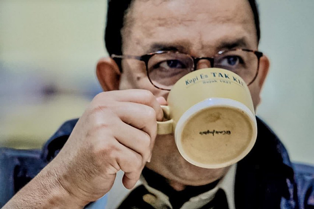 Gubernur DKI Jakarta Anies Baswedan berkunjung ke kedai kopi legendaris di daerah Glodok, Kopi Es Tak Kie. Foto: Instagram/@aniesbaswedan