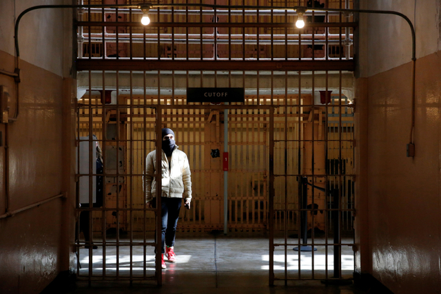 Pengunjung mendengarkan tur audio mandiri di rumah sel utama saat Pulau Alcatraz dan bekas penjara dibuka kembali di Teluk San Francisco, California, AS. Foto: Brittany Hosea-Small/REUTERS