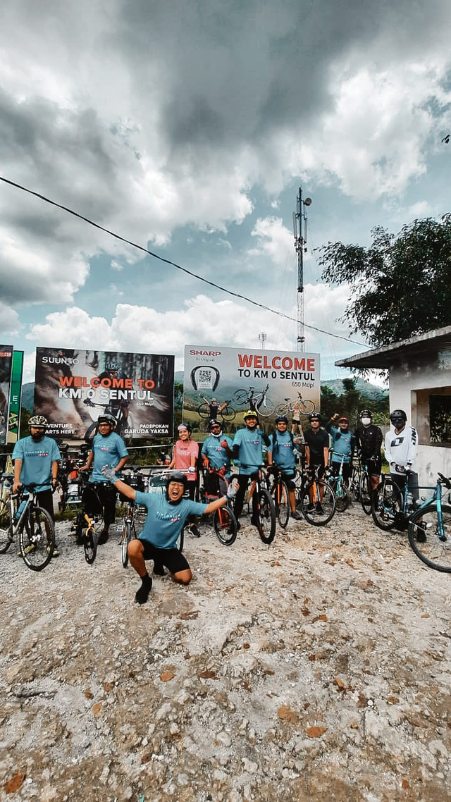 Kumparan Cycling Club foto bersama di KM 0 Sentul. Foto: kumparan