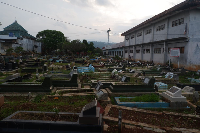 Suasana komplek pemakaman TPU Durian Payung, Selasa (16/3) | Foto : Sidik Aryono/Lampung Geh