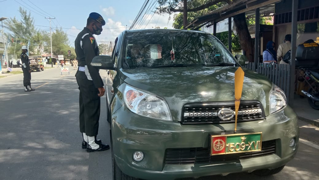 Mobil dinas Dandim 1509/Labuha tidak luput dari pemeriksaan kelengkapan kendaraan dalam operasi Samsat. Foto: Safri Noh/cermat