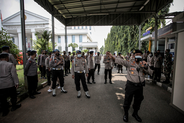 Personel Kepolisian berjaga saat berlangsungnya sidang perdana Habib Rizieq Syihab di Pengadilan Negeri (PN) Jakarta Timur. Foto: Dhemas Reviyanto/Antara Foto