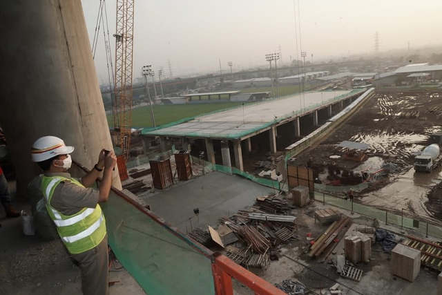 Gubernur DKI Jakarta Anies Baswedan meninjau pembangunan Jakarta International Stadium (JIS) di Papanggo, Tanjung Priok, Jakarta Utara, Selasa (16/3).  Foto: Instagram/@aniesbaswedan