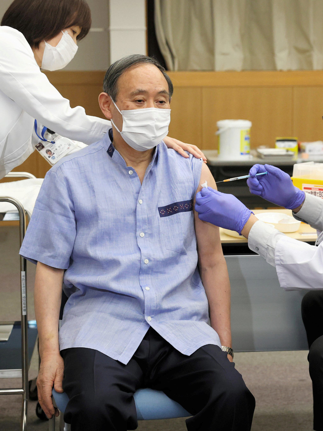 Perdana Menteri Jepang Yoshihide Suga menerima dosis pertama vaksin virus corona Pfizer-BioNtech di National Center for Global Health and Medicine di Tokyo, Jepang. Foto: Kyodo via Reuters