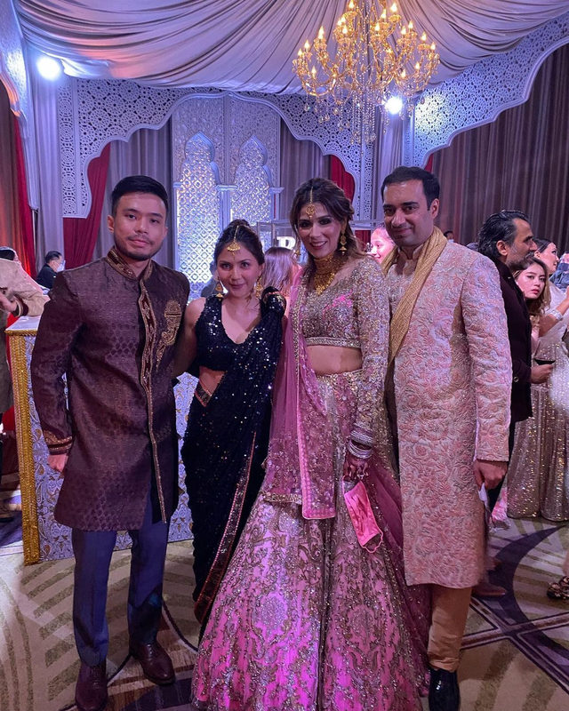 Sejumlah selebriti berbusana India saat hadiri pernikahan Rocky Soraya.
 Foto: Instagram/@rocksoraya