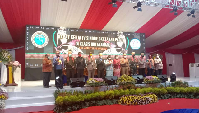 Foto bersama pada saat pembukaan Raker IV AM SInode GKI di tanah Papua yang berlangsung di Ayamaru Kabupaten Maybrat