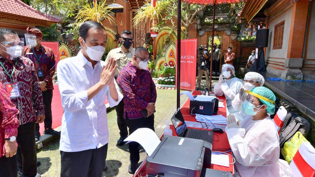 Presiden Joko Widodo menghadiri vaksinasi massal di Puri Saren Agung, Ubud, Kab Gianyar (16/3/2021). Foto: Agus Suparto/Presidential Palace