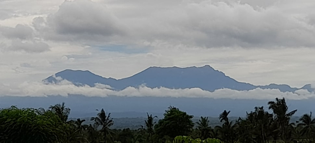 Foto Gunung Raung dari Desa Prajekan Kidul, Bondowoso