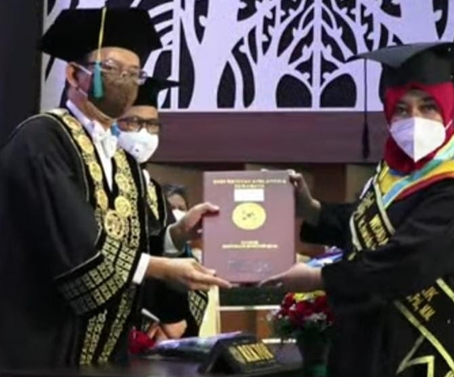 Fransiska Dyah Puspitasari saat diwisuda. Perempuan yang kesehariannya bertugas di kesatuan Satpol PP kabupaten Gresik ini sukses jadi Doktor dengan IPK 4,00. Foto-foto: Dok.Pribadi