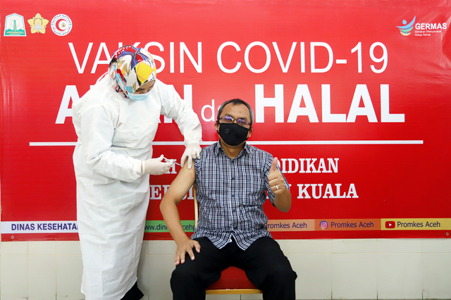 Kepala LP2M Universitas Syiah Kuala (UKS), Taufik Abidin menerima suntikan vaksin corona Sinovac di Rumah Sakit Pendidikan USK, Banda Aceh, Selasa (16/3). Foto: Humas USK