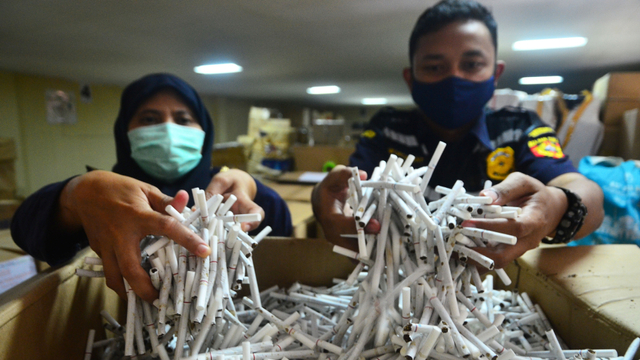 Petugas Bea dan Cukai menunjukkan barang bukti rokok Sigaret Kretek Mesin (SKM) ilegal di kantor Bea dan Cukai Kudus, Jawa Tengah, Selasa (16/3/2021). Foto: Yusuf Nugroho/ANTARA FOTO