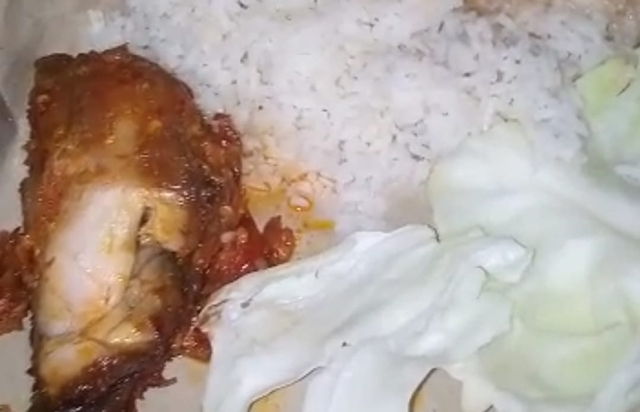 Tangkapan layar video pendek seorang perempuan merekam makanan yang dibelinya. 