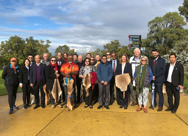 Foto bersama tetua Aborigin dari bangsa Noongar dan  para diplomat yang mengikuti Aboriginal Cultural Tour for Consular Corps WA 2019. Melalui kegiatan ini diperoleh kisah pelarangan masuk kota Perth. Sumber foto: KJRI Perth