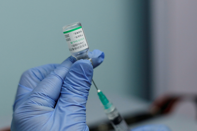 Ilustrasi vaksin corona Sinopharm. Foto: Leonardo Fernandez Viloria/REUTERS
