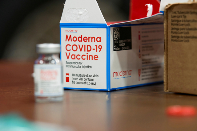 Ilustrasi vaksin corona Moderna. Foto: Cooper Neil/REUTERS