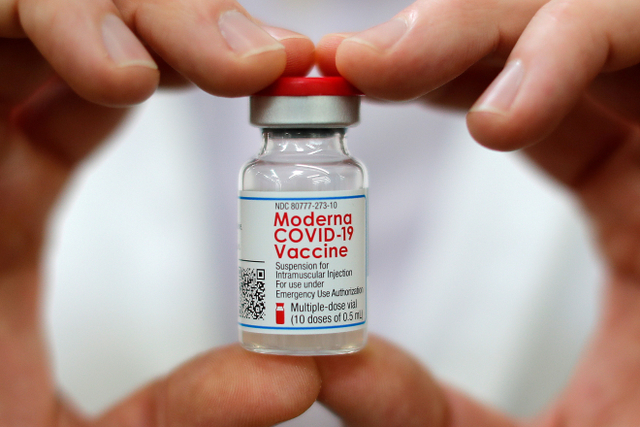 Ilustrasi vaksin corona Moderna.
 Foto: Mike Segar/REUTERS