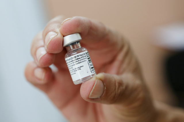 Ilustrasi vaksin corona Pfizer-BioNTech. Foto: Mayela Lopez/REUTERS