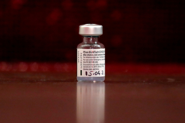 Ilustrasi vaksin corona Pfizer-BioNTech. Foto: Peter Cziborra/REUTERS