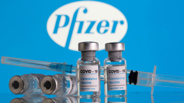 Ilustrasi vaksin corona Pfizer-BioNTech. Foto: Dado Ruvic/REUTERS