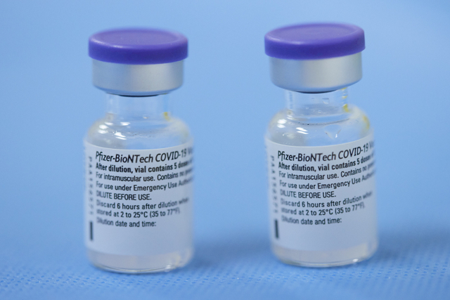Ilustrasi vaksin corona Pfizer-BioNTech. Foto: Denis Balibouse/REUTERS