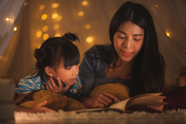 Tips membuat dongeng untuk anak. Foto: Shutterstock