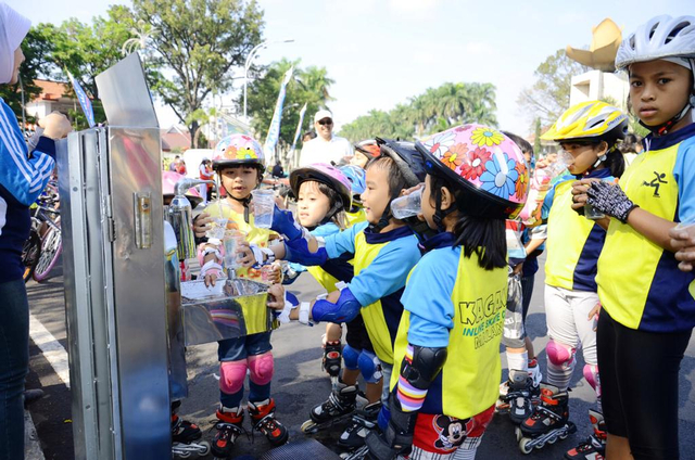 Program zona air minum prima (ZAMP) memberikan layanan air siap minum ke pelanggan. (doc Humas Tugu Tirta).