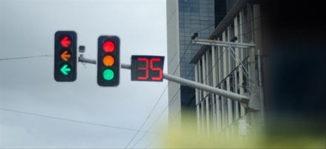 Jangan Biasakan Tarik Rem Tangan saat Berhenti di Lampu Merah, Bahaya! (124092)