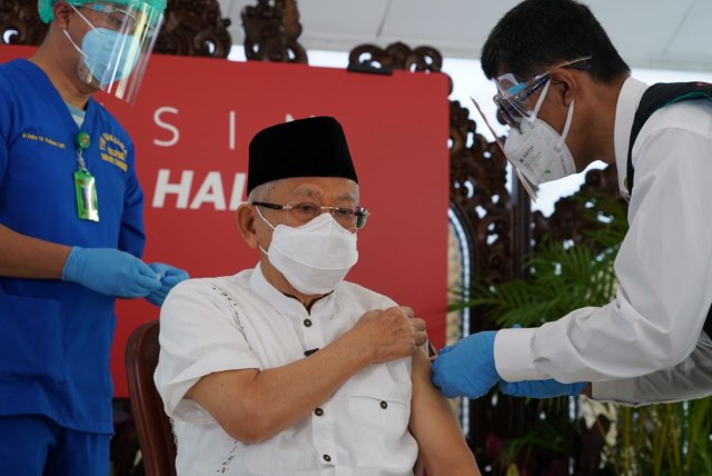 Wakil Presiden Ma'ruf Amin menerima suntikan vaksin corona dosis kedua. Foto: Setwapres