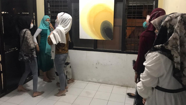 Perempuan yang tangkap karena menongkrong sampai larut malam mengenakan pakaian ketat. Foto: Dok. Satpol PP/WH Banda Aceh