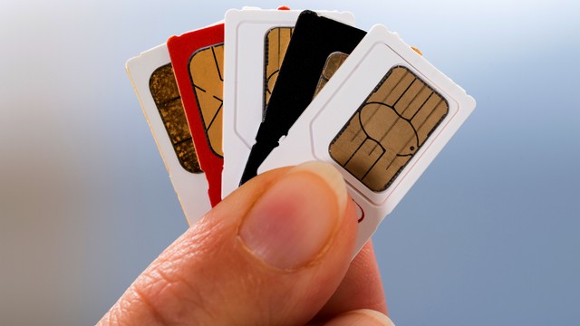 Ilustrasi pembelian kartu perdana prabayar. Foto: Shutter Stock