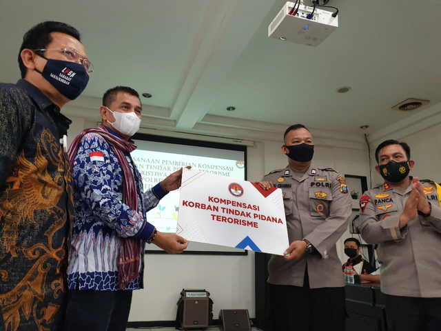Pemberian kompensasi uang terhadap korban bom di Mapolrestabes Medan. Foto: Dok. Istimewa