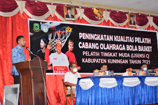 Wakil Bupati Kuningan HM Ridho Suganda saat menghadiri kegiatan peningkatan kualitas pelatih cabor bola basket di Hotel Ayong Linggarjati Kuningan. (Andri Yanto)