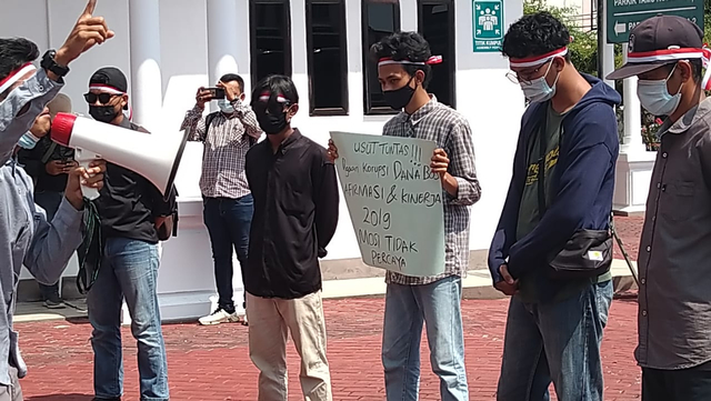 Mahasiswa yang tergabung dalam Gerakan Mahasiswa dan Pemuda Karimun (GMPK) berunjuk rasa di halam kantor Kejari Karimun, Rabu (17/3). Foto: Khairul S/kepripedia.com
