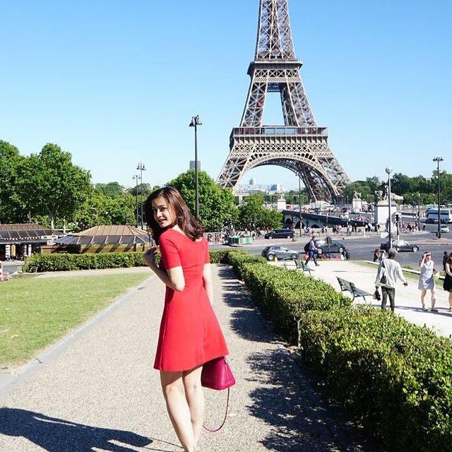 Ovi Dian saat berkunjung ke Menara Eiffel, Paris, Perancis. (Foto: Instagram/@ovi_dian).