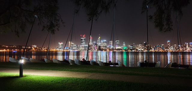 Kota Perth di kala malam dilihat dari South Perth Foreshore. Sumber foto: Koleksi pribadi