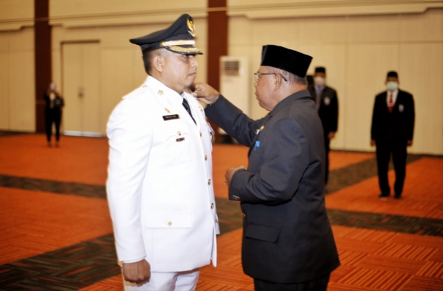 Wakil Gubernur M. Al Yasin Ali melantik Kepala Dinas Energi dan Sumber Daya Mineral (ESDM) Maluku Utara, Hasyim Daeng Barat. 