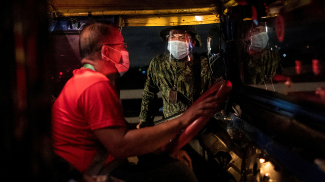 Razia jam malam di Filipina. Foto: REUTERS/Eloisa Lopez